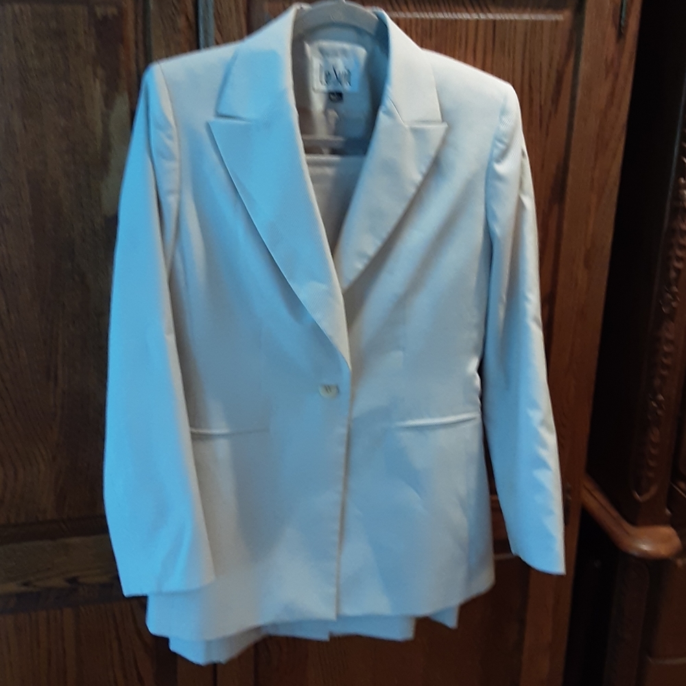 Skirt suit